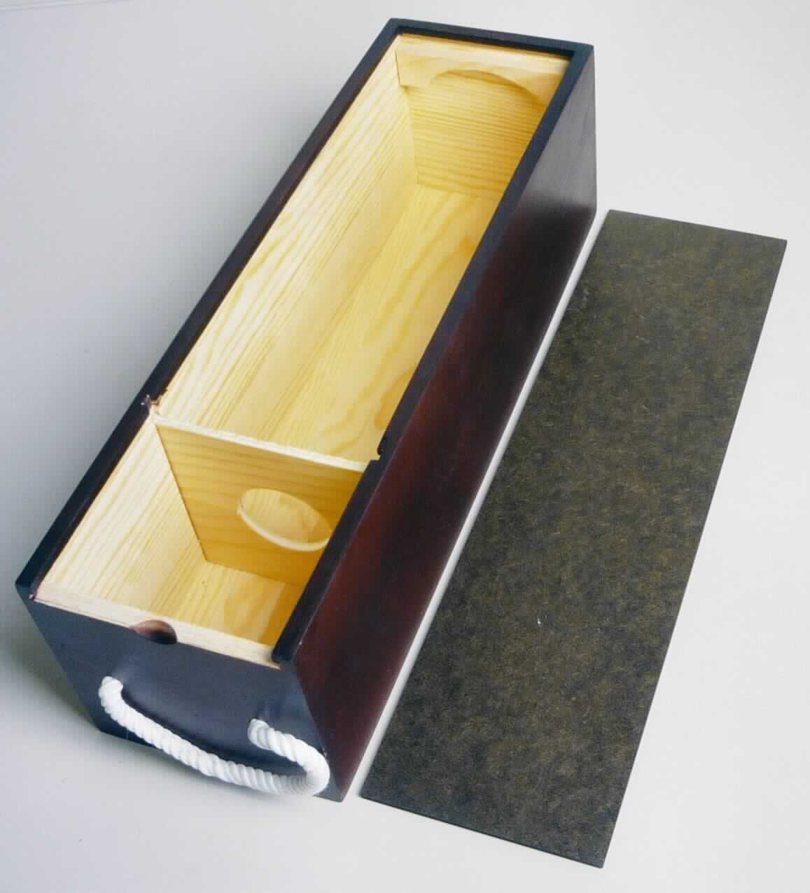 Holzkiste für Flaschenpräsente
- rechteckiges Kästchen / Schränkchen mit einschiebbarem Deckel, mit Korpus aus massivem 
  Kiefernholz (lt. Antrag), geschliffen und lackiert, in sorgfältiger Ausführung (Seitenteile mit Zinken-
  verbindungen zusammengefügt, gerundete Kanten, obere Schmalseite mit Griffmulde versehen), 
  Deckel aus speziell beschichteter, bedruckbarer Holzfaserplatte (MDF), innen mit Holzstegen
  zum passgenauen Aufbewahren einer Flasche (z.B. Whiskey, Wein) ausgestattet, außen mit
  Tragekordel aus Spinnstoff versehen, 
- zur Verpackung, Präsentation und dauerhaften Aufbewahrung einer Flasche.
(Abbildung siehe Anlage)

Das Holz bestimmt den Charakter des Ganzen.

"Den Schmuckkassetten und Besteckkästchen ähnliche Ware aus Holz, keine Hölzer mit Einlegearbeit, kein tropisches Holz im Sinne der Zusätzlichen Anmerkung 2 zu Kapitel 44 (zusammengesetzte Ware aus Holz -charakterbestimmend- und Spinnstoff); sog. Holzkiste für Flaschenpräsente"