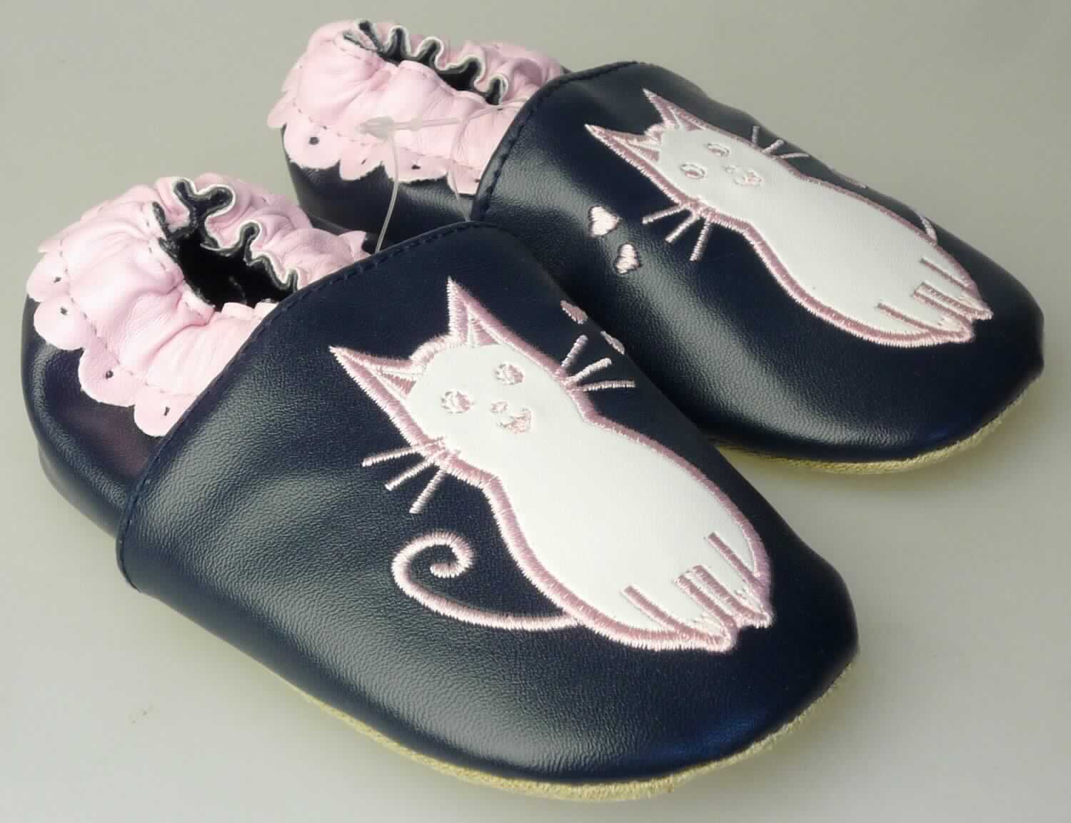 Babyschühchen (lt. Antrag: "Krabbelschuhe Katze, Art.-Nr.: 199157", Foto siehe Anlage)
- mit Laufsohlen aus Spinnstoff,
- mit Oberteil aus Kunststoff (Spinnstoff mit einer mit bloßem Auge wahrnehmbaren 
  Außenschicht aus Kunststoff),
- auf das Oberteil ist eine Randeinfassung aus Kunststoff als Verstärkungsteil aufgesetzt,
- im Vorderfußbereich mit Zierbesatz (Katzenmotiv)

"Schuhe mit Laufsohlen aus Spinnstoff und Oberteil aus Kunststoff"