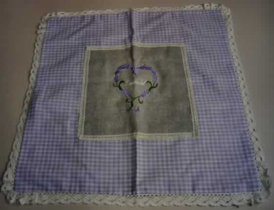 Andere Ware zur Innenausstattung (Zierkissenhülle), sog. Kissenhülle, Artikel 8777000, Foto siehe Anlage,
- quadratisch; in den Abmessungen: etwa 40 cm x  40 cm,
- laut Antrag aus Baumwolle,
- aus 0,3 mm dicken, buntgewebten (karierten) Geweben zusammengenäht (konfektioniert),
- an den Rändern mit Klöppelspitze umrandet,
- auf der Schauseite mit einem aufgenähten quadratischen (etwa 20 cm x 20 cm) Gewebe-
  zuschnitt verziert, der mit einem Herzmotiv bestickt und mit Klöppelspitze umrandet ist,
- auf der Rückseite mit einer etwa 33 cm langen Öffnung mit verdecktem Reißverschluss zum
  Einstecken eines Kissens,
- kennzeichnet sich insbesondere aufgrund der Ausstattung (bestickte Vorderseite, Klöppelspitze)
  nicht als Bettwäsche  der Position 6302,
- ohne Polsterung oder Füllung, somit keine den Bettausstattungen ähnliche Ware der Position 9404.

"Andere Ware zur Innenausstattung (Zierkissenhülle), aus Geweben, aus Baumwolle, nicht nach dem
 Batik-Verfahren handbedruckt"