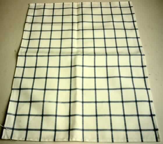 Tischwäsche, sog. Tischset, Artikel 5329300, Foto siehe Anlage,
- rechteckig; in den Abmessungen: etwa 35 cm x 46 cm,
- aus einem 0,6 mm dicken, bunt bedruckten (karierten) Gewebe aus laut Antrag Polyester
  (synthetische Chemiefasern),
- an allen Rändern gesäumt (somit konfektioniert),
- wird üblicherweise gewaschen und kennzeichnet sich aufgrund des Materials und des
  Verwendungszwecks als Tischwäsche.

"Tischwäsche, aus Spinnstoffen, aus Geweben, aus Chemiefasern"