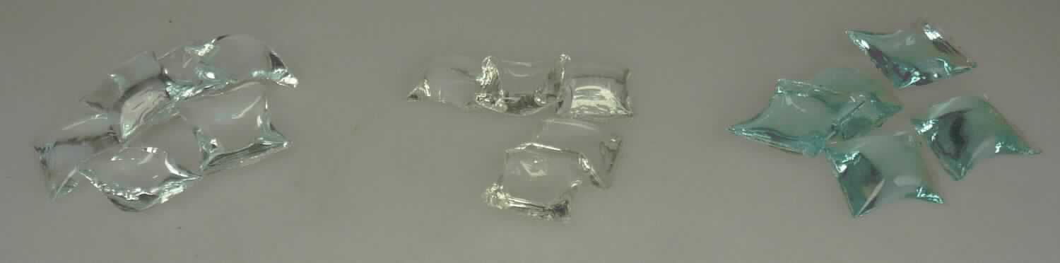 Glasmasse, sog. Glaspellets, Foto siehe Anlage,
- in Form von mehr oder weniger regelmäßig geformten, kissenförmigen Pellets aus Glas,
- am unteren Ende abgeflacht gearbeitet,
- mit vier Ecken; an zwei Seiten gerade gearbeitet und an zwei Seiten leicht geschwungen,
- in den Abmessungen von ca. 20 mm (Länge) x 20 mm (Breite) x 7 mm (Höhe),
- zur Herstellung von Glasfasern bestimmt (Verwendungszweck objektiv nicht erkennbar),
- aufgrund der Größe keine Glasfritte oder anderes Glas in Form von Pulver, Granalien,
  Schuppen oder Flocken der Position 3207.

"Glasmasse, kein optisches Glas"