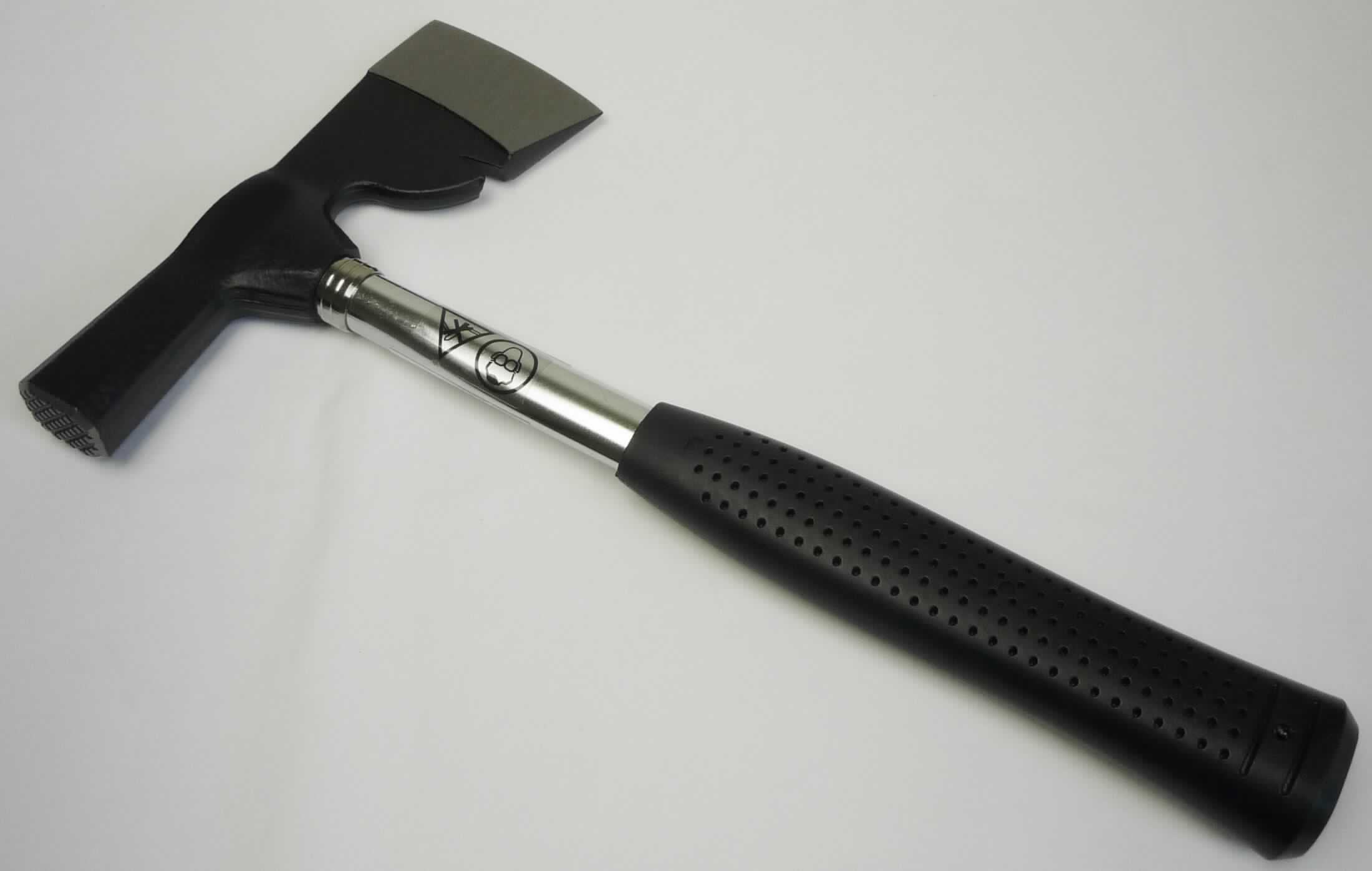 "Gipserbeil";

- mit freiem Arm zu handhabendes, beilähnliches Erzeugnis aus unedlem Metall, Griff 
  mit einem Kunststoffüberzug versehen

- der arbeitende Teil ist auf einer Seite zu einem Hammer, auf der anderen Seite zu 
  einem Beil geformt

- auf der Unterseite der Beilseite mit einem Nagelzieher versehen

- für Maurer und Gipser zum Bearbeiten von Putz und Bimssteinen

Abbildung siehe Anlage.

Derartige Erzeugnisse gehören als "andere Handwerkzeuge für Maurer und Gipser, anderweit 
weder genannt noch inbegriffen, mit arbeitendem Teil aus unedlem Metall" zum TARIC-Code
8205 5910 00.