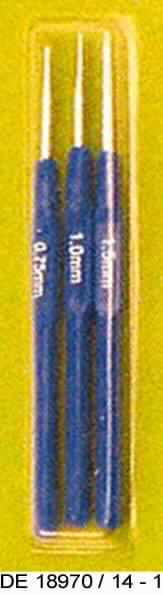 Es handelt sich um etwa 14 cm lange Häkelnadeln aus verzinktem Stahl (charakterbestimmend im Hinblick auf die Verwendung) mit einem Durchmesser von etwa 2,0 mm, 2,5 mm und 3,0 mm, die jeweils mit einem Griff aus Kunststoff ausgestattet sind. Jeweils drei Häkelnadeln sind in einer gemeinsamen Verkaufsumschließung verpackt.
-Antragstellerangaben-

Jeweils drei Sets der Häkelnadeln sind mit weiteren verschiedenen Sets aus Handarbeitsnadeln (z. B. Jackenstricknadeln, Zopfstricknadeln, Rundstricknadeln, Strickliesel) in einem gemeinsamen Karton verpackt. Eine Einreihung als Warenzusammenstellung kommt nicht in Betracht, da die Erzeugnisse nicht zur gemeinsamen Abgabe an den Endverbraucher bestimmt sind.

Abbildung siehe Anlage.

Derartige Erzeugnisse gehören als "Häkelnadeln, zum Handgebrauch, aus Stahl" zum TARIC-Code 7319 9090 00.