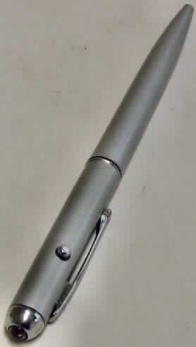 Bei dem sog. Geheimstift handelt es sich um eine zusammengesetzte Ware aus
- einem vom Verwendungszweck her charakterbestimmenden Kugelschreiber
-- aus unedlem Metall,
-- mit zweiteiligem Schaft mit Klipp,
-- mit auswechselbarer Kunststoffmine, die mit flüssiger sympathetischer (unsichtbarer) Tinte gefüllt ist und durch einen Drehmechanismus in Schreibposition gebracht werden kann,
- und einer integrierten und mittels Druckknopf bedienbaren UV-Lampe, unter welcher die Schrift erst sichtbar wird.

Die Ware ist als "Kugelschreiber, mit flüssiger Tinte" einzureihen.

Anlage: 1 Abbildung