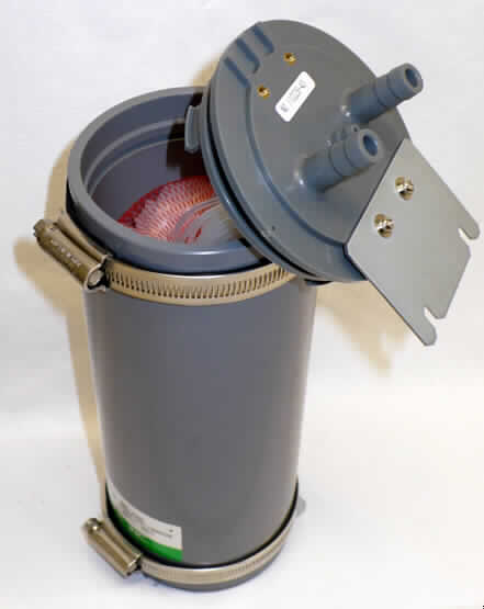 Gasabscheideapparatur,
- aus 46 in Windungen gelegten Schläuchen mit mikrofeinen Löchern ( einfache Länge: 130 cm) 
  in einer runden Vakuumkammer (Durchmesser: 87 mm) mit zwei Schlauchschellen, sowie 
  einer abnehmbaren Abdeckung mit drei Schlauchanschlüssen für eine Vakuum- und Flüssig- 
  keitspumpe (Abbildung siehe Anlage),
- zum Abscheiden von Gasen aus einem Wasserkreislauf zur luftfreien Wasserverwendung
  in einem Laboranalysegerät (nicht Gegenstand der Auskunft).

"Apparat zum Reinigen von Wasser, nicht für zivile Luftfahrzeuge - sog. Degasser Modul"