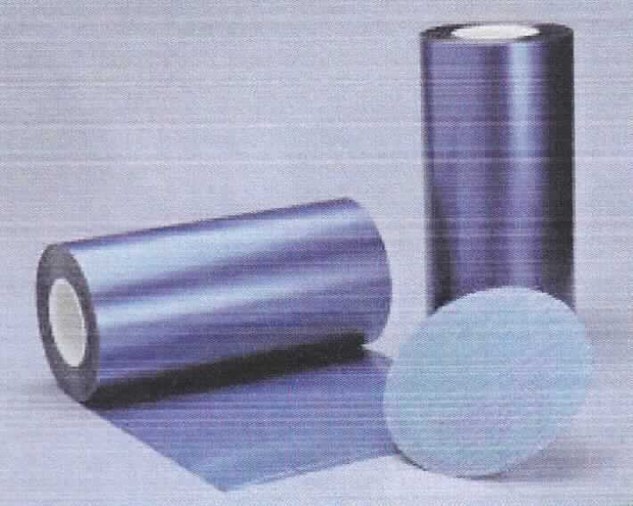 Angaben des Antragstellers:
Hellblaues, klar durchsichtiges, einseitig selbstklebendes Flacherzeugnis auf Rollen (Dicke: mehr als 100 µm, Breite: 225 mm), bestehend aus einem (Ethylen-Vinylacetat)-Copolymer, beschichtet mit einer Klebeschicht aus einem Acrylelastomer, abgedeckt mit einer Schutzfolie aus Polyester.

Ein Warenmuster wurde nicht vorgelegt.

Befund:
Es liegt eine selbstklebende Kunststofffolie in Rollenform mit einer Breite von mehr als 20 cm im Sinne der Position 3919 vor.