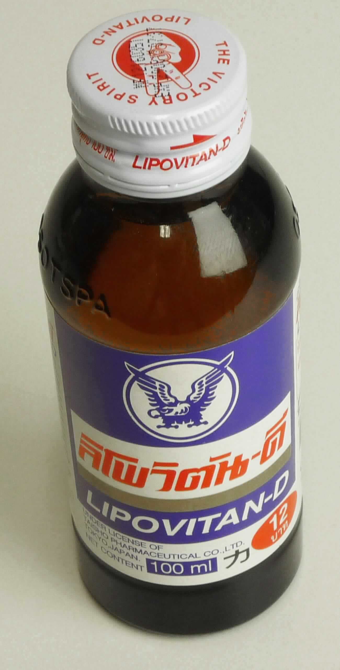 Alkoholfreies Getränk.

Antragsangaben: Softdrink Lipovitan-D. Zutaten: Wasser, Zucker, Taurin, Glucoronolacton, Zitronensäure, Koffein, Inosit, Benzoesäure, Nicotinsäureamid, Pantothensäure, Vitamin B6, Vitamin B12, Farbstoff: Tartrazin und Gelborange. Nährwerte je 100 ml: Kohlenhydrate: 20 g, Einweiß: 1,0 g.

Beschaffenheit des vorgelegten Warenmusters: Original-Glasflasche mit einem Inhalt von 100 ml, darin eine gelbe, klare, leicht bewegliche Flüssigkeit, süß, aromatisiert schmeckend, mit Zitrusnote, unmittelbar trinkbar. 
Alkohol: nicht enthalten. Zucker und Aromastoffe: enthalten.

Wasser, einschließlich Mineralwasser und kohlensäurehaltiges Wasser, mit Zusatz von Zucker, anderen Süßmitteln oder Aromastoffen.
