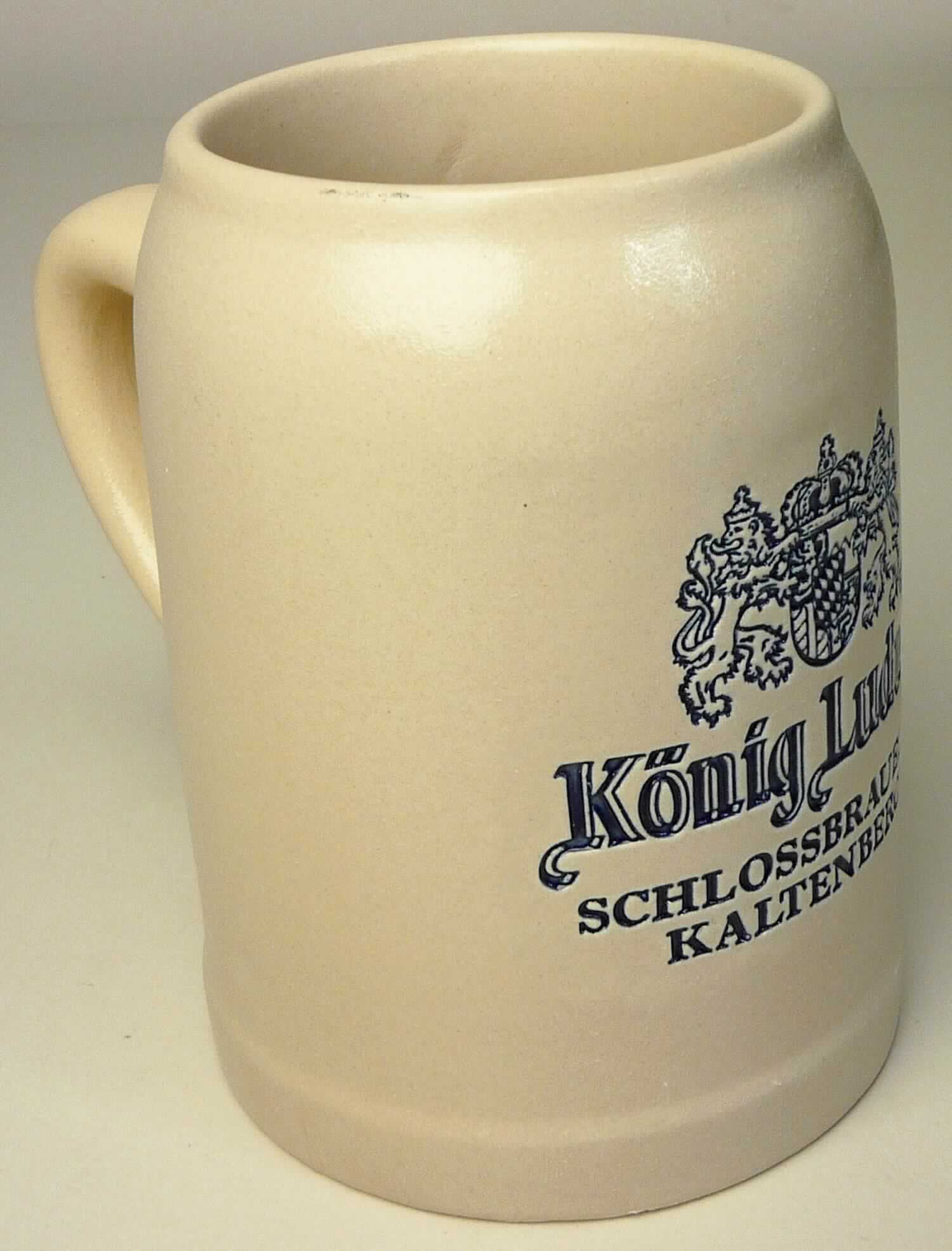 Keramisches Geschirr, sog. Krug bayrisch 0,5l / "König Ludwig", Art.-Nr. 1006812, 
Abbildung siehe Anlage, 
- hellgrauer, mattglasierter, zylindrischer Bierkrug mit Henkel, 
- oben mit einem nach innen gewölbtem Rand, 
- mit einem reliefartigen Motiv verziert, 
- mit einem Durchmesser (unten) von ca. 9,7 cm und einer Höhe von ca. 12,7 cm, 
- keramisches Erzeugnis, nach der Formgebung gebrannt, tonmineralhaltiges Material enthaltend, 
- aus Steinzeug (lt. Antrag).

"Keramisches Geschirr (Krug), aus Steinzeug"