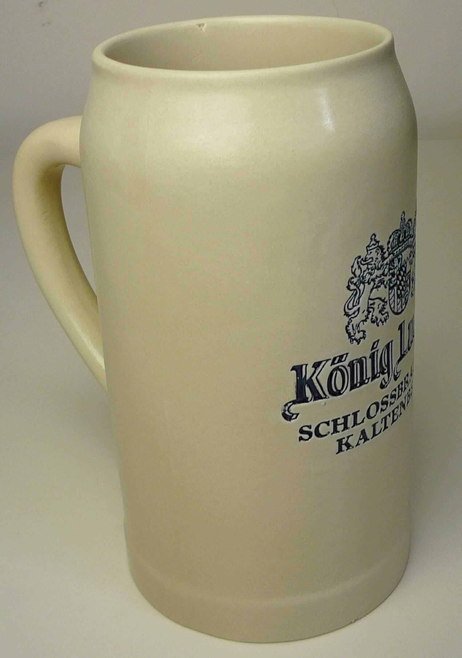 Keramisches Geschirr, sog. Krug bayrisch 1,0l / "König Ludwig, Art.-Nr. 1006813, 
Abbildung siehe Anlage, 
- hellgrauer, mattglasierter, zylindrischer Bierkrug mit Henkel, 
- oben mit einem nach innen gewölbtem Rand, 
- mit einem reliefartigen Motiv verziert, 
- mit einem Durchmesser (unten) von ca. 10,9 cm und einer Höhe von ca. 19,2 cm, 
- keramisches Erzeugnis, nach der Formgebung gebrannt, tonmineralhaltiges Material enthaltend, 
- aus Steinzeug (lt. Antrag).

"Keramisches Geschirr (Krug), aus Steinzeug"
