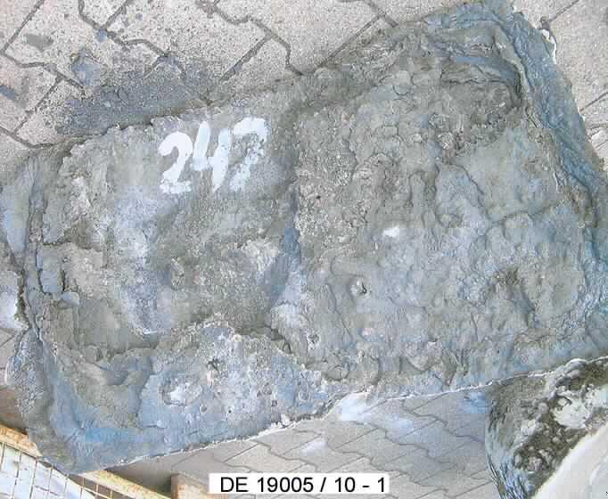 Abfallblöcke

Bei der als Rohblöcke aus hochlegiertem Stahl bezeichneten Ware handelt es sich den 
vorgelegten Fotos und den Angaben nach um grob gegossene Blöcke mit unregelmäßiger
fehlerhafter Oberfläche mit Schlacke- und Formsandanhaftungen. Sie werden durch
Einschmelzen und Gießen von zerkleinerten Abfällen und Schrott gewonnen. 

Zolltariflich handelt es sich um Abfallblöcke aus anderem legierten Stahl.