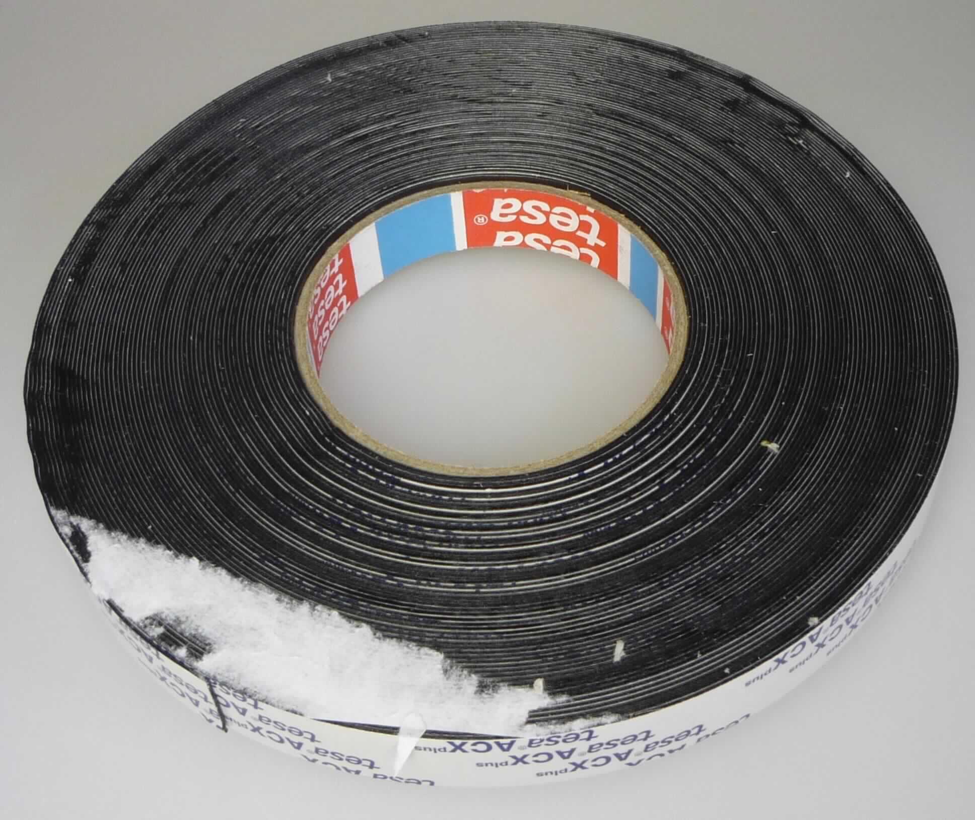 Angaben des Antragstellers:
Doppelseitiges Acrylatschaum-Klebeband; Dicke: 800 µm
Rollengewicht: 1 kg oder weniger

Untersuchungsergebnisse an einem Warenmuster:
Doppelseitiges Klebeband aus einer schwarzen, geschäumten, im Kern verfestigten Masse (Breite: ca. 19 mm).
Das elastische Klebeband ist auf einer Pappspule aufgewickelt und mit einer Schutzfolie versehen.

Befund:
Es handelt sich um ein zur Verwendung als Klebstoff geeignetes Erzeugnis in Aufmachungen für den Einzelverkauf mit einem Gewicht des Inhalts von 1 kg oder weniger im Sinne der Unterposition (KN) 3506 1000.