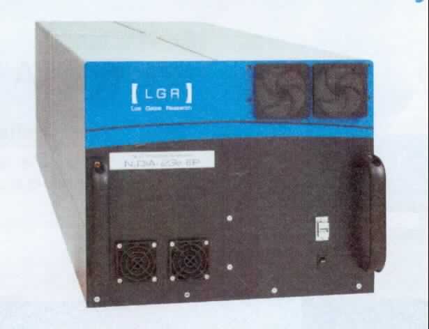 Messgerät, im Wesentlichen bestehend aus einem Gehäuse (Abmessungen in cm: ca. 36 x 114 x 43), das eine "Cavity Enhanced Absorption"-Technologie enthält. In der sog. Cavity wird ein Laserstrahl durch zwei aufeinander gerichtete Spiegel ständig reflektiert. Aufgrund der immer länger werdenden Wegstrecke, nimmt die Intensität des Laserstrahls proportional ab. Durch eine absorbierende Probe nimmt die Intensität des Laserstrahls schneller ab. Aus der Intensitätsdifferenz kann das Konzentrationsverhältnis berechnet werden. Diese hochauflösende Absorptionsspektroskopie dient der Ermittlung des Isotopen-Verhältnisses von 14N zu 15N bzw. 16O zu 17O/18O in Stickoxiden bzw. in wässrigen Proben.

Die Ware wird als "Spektrometer, das optische Strahlen verwendet" eingereiht.