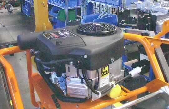 Motor
- viertakt Hubkolben-Verbrennungsmotor mit Fremdzündung mit einem Hubraum von
  724 cm³ und einer Leistung von 17,03 kW,
- zum Einbau in einen selbstfahrenden Rasenmäher mit Sitz.

"Hubkolbenverbrennungsmotor mit Fremdzündung, keine Ware der TARIC-Code
 8407 1000 10 bis 8407 9080 90, mit einer Leistung von 17,03 kW, mit einem
 Hubraum von 300 cm³, zum Herstellen von selbstfahrenden Sitzrasenmähern
 (Rasentraktoren) der Position 8433 11 51 -  Motor"