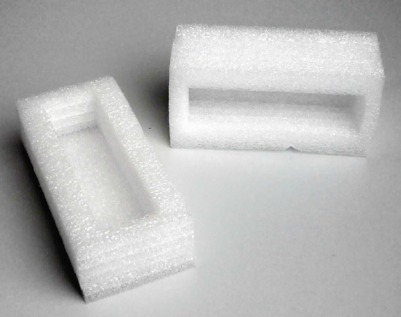 Es handelt sich um Verpackungseinleger aus sechs miteinander verklebten Lagen aus zelligen Kunststoffen im Sinne der Anmerkung 1 zu Kapitel 39. Die etwa 14 x 7 x 5 cm großen Waren sind auf der Oberseite mit einer rechteckigen Vertiefung (ca. 12 x 3,5 x 3,5 cm) zur Aufnahme einer externen Festplatte versehen. 

Derartige Erzeugnisse werden zolltariflich als "Transport- oder Verpackungsmittel aus Kunststoffen, andere als in den TARIC-Codes 3923 1000 10 bis 3923 5090 00 genannt" eingereiht.