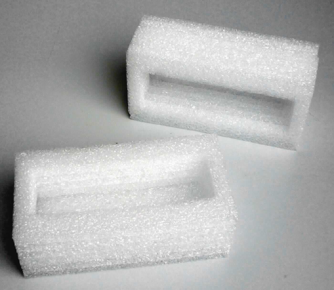 Es handelt sich um Verpackungseinleger aus sechs miteinander verklebten Lagen aus zelligen Kunststoffen im Sinne der Anmerkung 1 zu Kapitel 39. Die etwa 14 x 7 x 5 cm großen Waren sind auf der Oberseite mit einer rechteckigen Vertiefung (ca. 12 x 3,5 x 3,5 cm) zur Aufnahme einer externen Festplatte versehen. 

Derartige Erzeugnisse werden zolltariflich als "Transport- oder Verpackungsmittel aus Kunststoffen, andere als in den TARIC-Codes 3923 1000 10 bis 3923 5090 00 genannt" eingereiht.