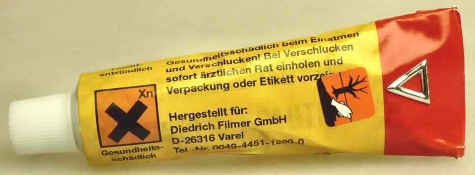 Angaben des Antragstellers: 
Gummilösung zur Verarbeitung von Ersatzflicken

Feststellungen an einem Warenmuster:
Tube (Inhalt ca. 12 g) mit einer weiß-gelben klebrigen Lösung gefüllt. Der Inhalt der Tube besteht aus Kautschuk und Lösemitteln.
Die Ware wird zum Kleben von Gummiflicken bei der Reparatur von Fahrradschläuchen verwendet.

Die Ware stellt sich als Klebstoff in Aufmachung für den Einzelverkauf dar.