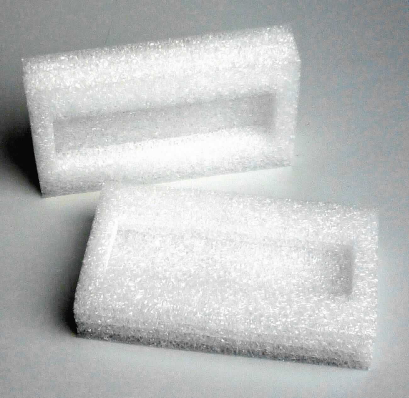 Es handelt sich um Verpackungseinleger aus vier miteinander verklebten Lagen aus zelligen Kunststoffen im Sinne der Anmerkung 1 zu Kapitel 39. Die etwa 13,5 x 7,5 x 3 cm großen Waren sind auf der Oberseite mit einer rechteckigen Vertiefung (ca. 11,5 x 3,5 x 1,5 cm) zur Aufnahme einer externen Festplatte versehen. 

Derartige Erzeugnisse werden zolltariflich als "Transport- oder Verpackungsmittel aus Kunststoffen, andere als in den TARIC-Codes 3923 1000 10 bis 3923 5090 00 genannt" eingereiht.