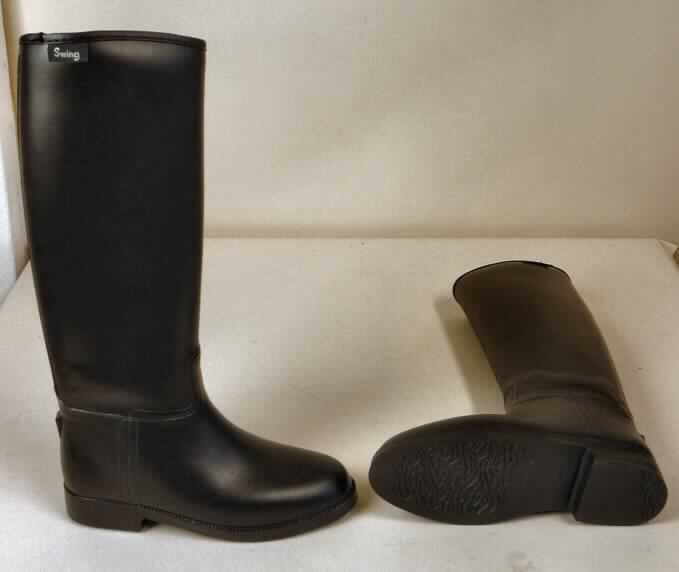Stiefel (Foto siehe Anlage)
- wasserdicht,
- mit Laufsohlen aus Kunststoff,
- mit Oberteil aus Kunststoff; das Oberteil ist weder mit der Laufsohle 
  noch selbst durch Nähen, Nieten, Nageln, Schrauben, Stecken oder ähnliche 
  Verfahren zusammengefügt,
- ohne Metallschutz in der Vorderkappe,
- den Knöchel, jedoch nicht das Knie bedeckend

"Wasserdichte Schuhe mit Laufsohlen und Oberteil aus Kunststoff, bei denen weder das
 Oberteil mit der Laufsohle noch das Oberteil selbst durch Nähen, Nieten, Nageln, 
 Schrauben, Stecken oder ähnliche Verfahren zusammengefügt ist, andere als in den 
 Unterpositionen 6401 1000 bis 6401 9210 genannt"