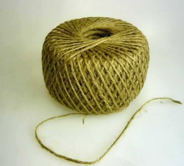 Garn, sog. Packschnur, Artikel 792472, Foto siehe Anlage,
- als Knäuel; laut Antrag mit einer Länge von 140 m,
- laut Untersuchungsergebnis:
-- Garn aus Jute,
--- gezwirnt; mit S-Drehung als letzter Drehung,
--- mit einem Titer von 9330 dtex, somit kein Bindfaden der Position 5607.

"Garn aus Jute, gezwirnt"