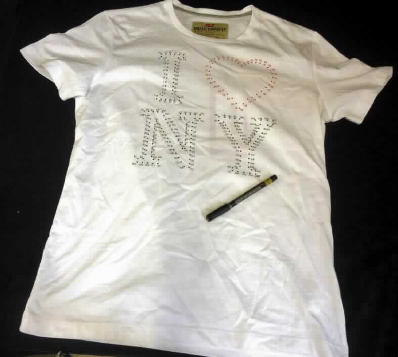 Zweiteilige Warenzusammenstellung, bestehend aus einem T-Shirt und einem Stift, sog. wTShirt sowie Stift zum
Bemalen, Größe M, Foto siehe Anlage,
- der Stift ist auf einer Anleitung aus bedruckter Pappe befestigt, die mittels einer Kordel mit dem T-Shirt verbunden 
  ist; gemeinsam für den Einzelverkauf aufgemacht und zur Befriedigung eines speziellen Bedarfs (Gestalten des
  T-Shirts) zusammengestellt,
- T-Shirt (charakterbestimmend):
-- aus ca. 0,6 mm dicken, einfarbigen Gewirken,
-- über die Taille reichend (Rückenlänge: ca. 68 cm),
-- mit einem runden, leicht halsfernen Halsausschnitt,
-- ohne Öffnung und ohne Verschluss,
-- vorn mit Punkten und aufsteigenden Zahlen bedruckt (sog. Malen nach Zahlen), so dass durch das Verbinden der 
   Punkte mit dem beiliegenden Stift ein Schriftzug entsteht,
-- mit kurzen, enganliegenden Ärmeln,
-- am unteren Rand durch Umschlagen und Festnähen gesäumt,
- Stift:
-- in Form eines Schreibers aus Kunststoff mit poröser Spitze,
-- aus einem Kunststoffgehäuse mit Verschlusskappe,
-- laut Antrag für spezielle Oberflächen geeignet, wasserfest und lichtbeständig.

"T-Shirt, aus Gewirken, aus Baumwolle"