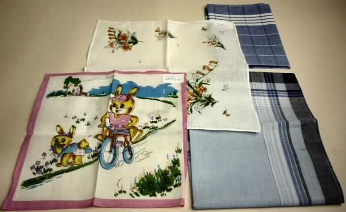 Taschentücher, Foto siehe Anlage,
- laut Antrag in folgenden Abmessungen:
-- etwa 25 cm x 25 cm (für Kinder),
-- etwa 28 cm x 28 cm (für Damen),
-- etwa 40 cm x 40 cm (für Herren),
- aus bedruckten bzw. buntgewebten Geweben aus laut Antrag 100% Baumwolle,
- an den Rändern durch Umschlagen und Festnähen gesäumt (konfektioniert),
- nicht handgearbeitet,
- die Tücher erfüllen aufgrund der Maße die Voraussetzung zur Einreihung als Taschentücher.

"Taschentücher, aus Geweben, aus Baumwolle, nicht handgearbeitet"