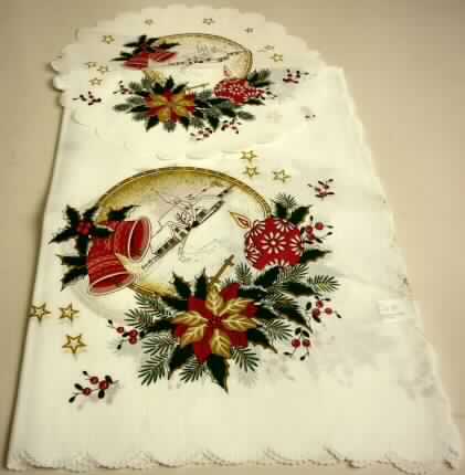Tischwäsche, sog. Tischdecke, Foto siehe Anlage,
- laut Antrag in verschiedenen Abmessungen und - je nach Saison - mit verschiedenen Motiven
  (z. B. Weihnachtsmotiven oder Ostermotiven) bedruckt; veranschaulicht durch zwei Warenmuster
  in folgenden Abmessungen:
-- etwa 85 cm x 85 cm,
-- mit einem Durchmesser von etwa 30 cm,
- mit bogig zugeschnittenen Rändern (somit konfektioniert),
- aus 0,3 mm dicken, weißen Geweben aus laut Antrag 100% Polyester (synthetische Chemiefasern); 
  mit weihnachtlichen Motiven bedruckt,
- wird u. a. aufgrund des eigenen Gebrauchswertes nicht vom Warenkreis der Position 9505 erfasst,
- wird üblicherweise gewaschen und stellt sich nach Materialbeschaffenheit und Ausstattung als 
  Tischwäsche dar.

"Tischwäsche, aus Spinnstoffen, aus Geweben, aus Chemiefasern"