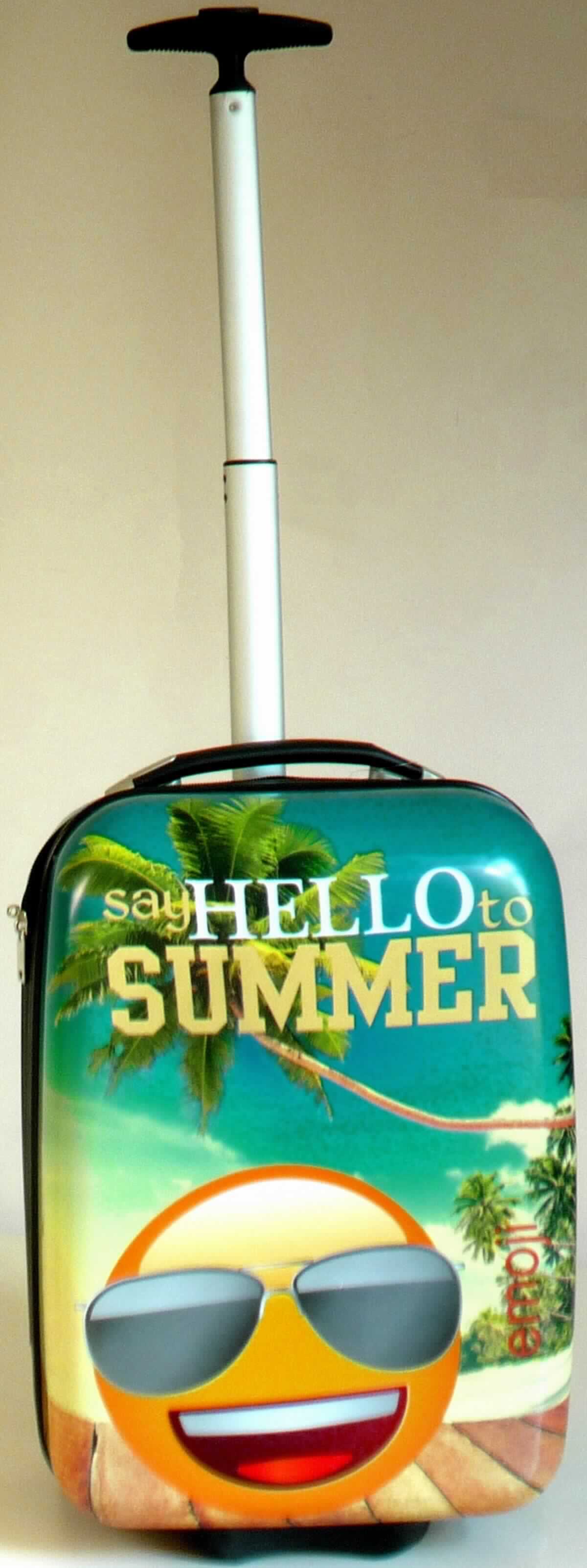 Reisekoffer, sog. Hartschalen Handgepäck-Trolley, Foto siehe Anlage,
- mit einer Außenseite aus formgepresstem Kunststoff in Form von zwei Halbschalen,
- - eine Halbschale ist mit einem bunten Motiv bedruckt,
- - beide Halbschalen sind mit einer klarsichtigen Kunststofffolie überzogen, die als eigene Lage mit dem
    bloßen Auge nicht wahrnehmbar ist,
- mit einem Tragegriff und einem ausziehbaren Griff zum Ziehen des Koffers auf zwei Rollen, 
- mit einer Standleiste aus Kunststoff versehen, 
- mit einem dreiseitig umlaufenden Reißverschluss,
- innen gefüttert, auf einer Seite mit einem Kreuzpackgurt mit Schnappverschluss und auf der anderen 
  Seite mit einer Abdeckung aus Spinnstoffgewebe mit einem umlaufenden Reißverschluss ausgestattet,
- in den Abmessungen: ca. 30 cm (Breite) x 42 cm (Höhe) x 22 cm (Tiefe).

"Reisekoffer, mit Außenseite aus formgepresstem Kunststoff"