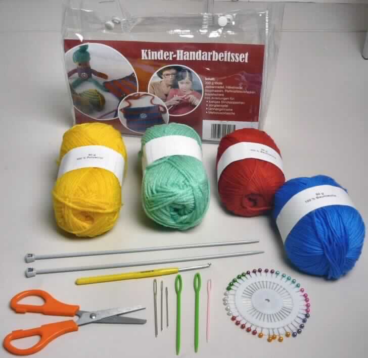 Handarbeitsset, sog. Kinder-Handarbeitsset, Foto siehe Anlage,
- Warenzusammenstellung, bestehend aus Garnen, einer Häkelnadel, Stricknadeln, Stopfnadeln, Stecknadeln,
  einer Bastelschere und einer Anleitung,
- gemeinsam in einer Kunststofftasche (übliche Verpackung i.S.d. AV 5 b)) mit Pappeinleger für den Einzelverkauf 
  aufgemacht und zur Befriedigung eines speziellen Bedarfs zusammengestellt,
- Garne:
-- zwei Knäuel "Baumwollgarne":
--- laut Antrag aus 100 % Baumwolle,
--- gezwirnt, mit einer S-Drehung als letzter Drehung (u. a. somit kein Nähgarn),
--- mit einem Titer von ca. 3.125 dtex (kein Bindfaden der Position 5607),
--- mit einem Gewicht von 50 g je Knäuel (in Aufmachung für den Einzelverkauf),
-- zwei Knäuel "Polyacrylgarne":
--- laut Antrag aus 100 % Polyacryl,
--- gezwirnt, mit einer S-Drehung als letzter Drehung (u. a. somit kein Nähgarn),
--- mit einem Titer von ca. 3.125 dtex (kein Bindfaden der Position 5607),
--- mit einem Gewicht von 50 g je Knäuel (in Aufmachung für den Einzelverkauf),
- eine Häkelnadel:
-- zum Handgebrauch, 
-- aus unedlem Metall, mit einem Griff aus Kunststoff,
-- mit einem Durchmesser von laut Antrag 3,5 mm,
- zwei Stricknadeln:
-- aus unedlem Metall,
-- an einer Seite angespitzt und an der anderen Seite mit einem Endstück aus Kunststoff versehen,
-- mit einem Durchmesser von laut Antrag 3,5 mm,
- Stopfnadeln:
-- drei Stück aus Kunststoff und drei Stück aus unedlem Metall,
-- mit zugespitztem Stift an einem Ende und einem Nadelöhr am anderen Ende,
- Stecknadeln:
-- 40 Stecknadeln in einem sog. Nadelrad aus Kunststoff eingesteckt, jeweils:
--- ca. 37 mm lang, aus augenscheinlich Stahl,
--- an einer Seite angespitzt, an der anderen Seite mit einem "Kopf" aus Kunststoff versehen,
- Bastelschere:
-- mit Scherenblättern aus augenscheinlich Stahl und Griffen aus Kunststoff,
-- mit einer abgerundeten Spitze,
- Anleitung:
-- Bogen aus Papier, beidseitig mit Texten und Bildern bedruckt,
-- bildet gleichzeitig den Pappeinleger der Verpackung,
- die Garne sind insbesondere hinsichtlich der Bedeutung in Bezug auf die Verwendung entscheidend, hinsichtlich 
  des Wertes herrschen die Baumwollgarne gegenüber den Polyacrylgarnen vor und verleihen der 
  Warenzusammenstellung damit ihren wesentlichen Charakter.

"Garne aus Baumwolle, kein Nähgarne, in Aufmachungen für den Einzelverkauf, mit einem Anteil an Baumwolle
 von mehr als 85 GHT"