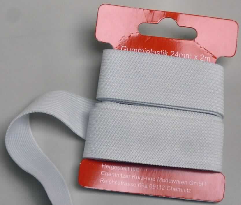 Gewirke, sog. Gummielastik, Foto siehe Anlage,
- als Meterware auf einer bedruckten Pappkarte aufgewickelt,
- laut Antrag mit einer Länge von 2 m und einer Breite von 24 mm,
- aus einem Kettengewirke aus laut Antrag 65 GHT Polyester (synthetischen Chemiefasern) und 35 GHT 
  Elastodien (Fäden aus Kautschuk), somit keine Ware der Position 5808, 
- keine Elastomergarne enthaltend, 
- ohne Flor- oder Schlingenoberfläche.

"Gewirke mit einer Breite von weniger als 30 cm und mit einem Anteil an Kautschukfäden von mehr als 5 GHT, 
 anderes als solche der Position 6001"