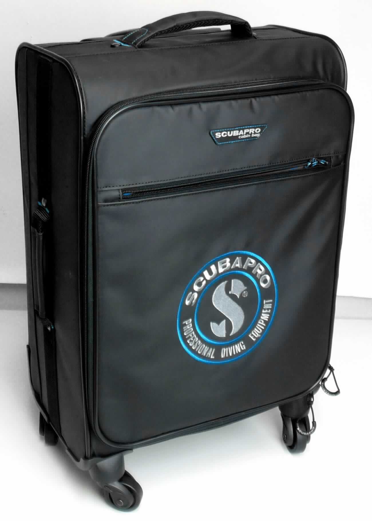 Reisekofferähnliches Behältnis, sog. Cabin Bag 4 Wheels, Art.-Nr. 53.365.170 (Tauchrollenkoffer), 
Abbildung siehe Anlage,  
- mit einer Außenseite aus Kunststofffolien, 
- mit einem ausziehbaren Griff zum Ziehen des Koffers auf vier Rollen, 
- mit einem Tragegriff am oberen Ende und einem Tragegriff an einer Längsseite, 
- auf der Vorderseite mit einem eingesetzten Reißverschlussfach, 
- Hauptfach mit einem an drei Seiten umlaufenden Doppelreißverschluss zu öffnen, 
- innen mit einem Reißverschlussfach und einem elastischen Kreuzpackgurt mit Verschluss, gefüttert, 
- formstabil durch in den Koffer eingearbeitete versteifende Elemente, 
- mit den Abmessungen von ca. 36 cm (Breite) x 52 cm (Höhe) x 21 cm (Tiefe), 
- zum Transport und der Aufbewahrung von Tauchutensilien auf Reisen bestimmt. 

"Reisekofferähnliches Behältnis, mit Außenseite aus Kunststofffolien"