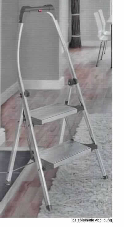 Es handelt sich um zweistufige bzw. dreistufige Trittleitern, i. W. bestehend aus einem "Gestell" mit Griff aus Aluminium und zwei bzw. drei rechteckigen Trittflächen aus Stahl (charakterbestimmend). Das Gestell und die Trittflächen sind jeweils mit Endstücken aus Kunststoff oder Kautschuk ausgestattet. Der Griff ist mit einer Kunststoff-Ummantelung mit integrierter Ablageschale für Kleinteile ausgestattet.
Die Erzeugnisse sind mit einem mit Produkthinweisen bedruckten Papierbogen versehen und in einer Kunststofffolie verpackt.
Stahl herrscht gewichtsmäßig gegenüber Aluminium vor.
Höhe: etwa 119 cm bzw. 145 cm.

Abbildung siehe Anlage.

Derartige Erzeugnisse gehören als "Leitern aus Stahl" zur Codenummer 7326 9030 00 0 des Zolltarifs.