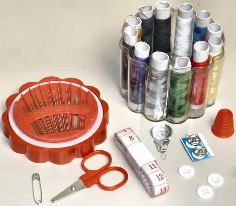 Nähgarnbox mit Nähzubehör, Foto siehe Anlage,
- Warenzusammenstellung, bestehend aus Nähgarnen, Nadeln, Knöpfen, einem Maßband, einer Schere, einem 
  Fingerhut und einem Nadeleinfädler,
- gemeinsam in einer speziell dafür hergerichteten Kunststoffbox für den Einzelverkauf aufgemacht und zur 
  Befriedigung eines speziellen Bedarfs zusammengestellt,
- zwölf Nähgarne:
-- auf Spulen; in unterschiedlichen Farben,
-- aus laut Antrag 100 % Polyesterfasern (synthetische Chemiefasern),
-- gezwirnt, mit einer Z-Drehung als letzter Drehung,
-- laut Antrag appretiert für die Verwendung als Nähgarn,
-- mit einem Gewicht von ca. 1 Gramm je Spule (in Aufmachung für den Einzelverkauf),
- Nadeln:
-- 30 Nähnadeln:
--- zum Handgebrauch, aus augenscheinlich Stahl,
--- im Deckel der Aufbewahrungsbox verpackt,
-- zwei Sicherheitsnadeln:
--- mit einer Länge von ca. 26 mm,
--- aus augenscheinlich Stahl,
- fünf Knöpfe:
-- drei Knöpfe mit einem Durchmesser von ca. 11 mm,
-- zwei Druckknöpfe mit einem Durchmesser von ca. 9 mm,
- Maßband (Längenmessinstrument):
-- für den Handgebrauch, mit einer Länge von 150 cm,
- einer Schere,
- einem Fingerhut aus Kunststoff,
- einem Nadeleinfädler aus augenscheinlich Aluminium.
- stellt sich aufgrund der Aufmachung (nur locker verschließbares Behältnis) nicht als Reisezusammenstellung der 
  Position 9605 dar,
- die Nähgarne bestimmen insbesondere im Hinblick auf den Umfang und den Verwendungszweck den Charakter 
  der Warenzusammenstellung.

"Nähgarne aus synthetischen Spinnfasern, in Aufmachung für den Einzelverkauf"