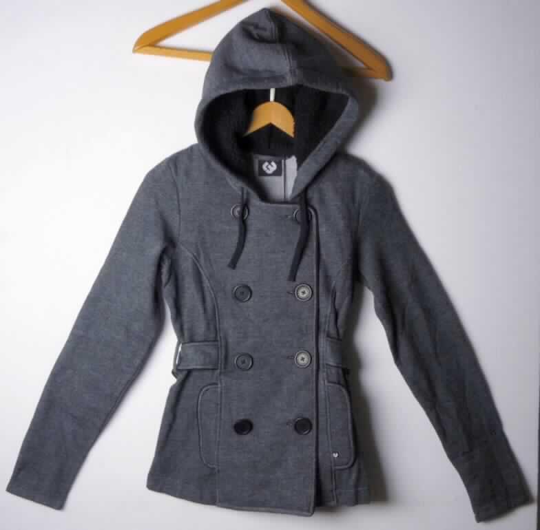 Jacke für Frauen, sog. Damen Sweat-Jacke "Rainey"; Art. Nr. RW22030514, Größe S, siehe Foto,
- aus 1,4 mm dicken, buntgewirkten, einseitig (Innenseite) gerauten Gewirken aus laut Antrag und Etikett 
  60% Baumwolle und 40% Polyester (synthetische Chemiefasern); ungefüttert,
- über die Taille reichend (Rückenlänge: 63 cm),
- mit einer angesetzten Kapuze mit Kordelzug,
- in Längsbahnen sowie mit einem Rückensattel gearbeitet, 
- vorn mit einer durchgehenden Öffnung mit einem 17 cm breiten Untertritt und einem zweireihigen 
  Knopfverschluss von rechts über links (Frauenkleidung)
- mit langen Ärmeln; an den Ärmelenden umgeschlagen und festgenäht,
- hinten mit einem durch Schlaufen geführten, festgenähten Ziergürtel,
- mit zwei eingesetzten Taschen unterhalb der Taille; am unteren Rand gesäumt,
- kennzeichnet sich aufgrund des allgemeinen Aussehens und der Ausstattung (u.a. zweireihiger Knopfverschluss 
  mit breitem Untertritt, Rückensattel und Bahnenschnitt) als Jacke (daher kein Kleidungsstück der Position 6110),
- wird üblicherweise nicht über jeder anderen Kleidung getragen, somit auch kein Kleidungsstück der Position 6102.

"Jacke aus Gewirken, für Frauen, aus Baumwolle"