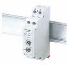 Sog. Treppenlichtzeitschalter, Art. 0505350555,
- im Wesentlichen bestehend aus einer Leiterplatte, bestückt mit einem elektromagnetischen Relais und passiven Bauelementen in einem spezifisch geformten Kunststoffgehäuse zur Hutschienenmontage, u.a. mit diversen Schraubklemmen, einem Sichtfenster und zwei Einstellrädern (Laufzeit- und Dauerlichteinsteller), 
- für eine Spulenspannung von 24 V und eine Stromstärke von über 2 A, 
- zum automatischen Schließen und Unterbrechen von Stromkreisen.

Die Ware wird als "elektrisches Gerät zum Schließen und  Unterbrechen von elektrischen Stromkreisen, Relais, für eine Spannung von 60 V oder weniger, für eine Stromstärke von mehr als 2 A, nicht für bestimmte Luftfahrzeuge, keine Ware des TARIC-Codes 8536 4190 30 0" eingereiht.

Anlage: 1 Abbildung