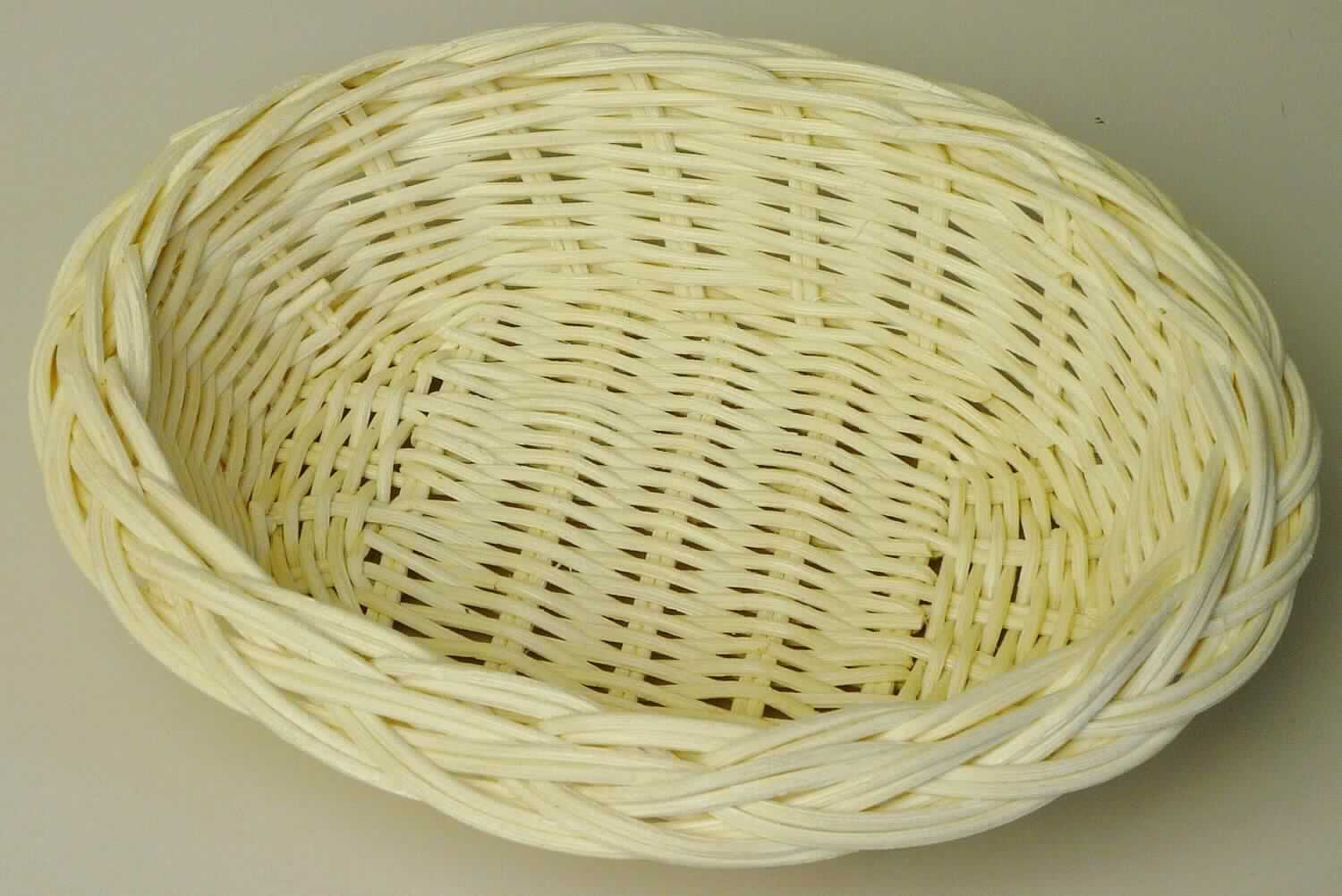 Nach den Angaben der Antragstellerin und des vorgelegten Warenmusters handelt es sich bei dem sog. "Rattankörbchen oval gebleicht Neutral" mit der Artikelnummer PFKO000-100005-1 um eine Korbmacherware in Form eines einfachen, oben offenen Körbchens mit ovaler Grundfläche (Höhe ca. 4,5 cm; Bodendurchmesser ca. 14 cm; Durchmesser am oberen Rand ca. 19 cm). 

Der in Handarbeit hergestellte Korb besteht aus gebleichten, unmittelbar miteinander verflochtenen Rattanzweigen (Flechtstoffe im Sinne der Anmerkung 1 zu Kapitel 46). Der obere Rand ist etwas breiter ausgestaltet. 

Zolltarifrechtlich handelt es sich um eine "Korbmacherware, unmittelbar aus Flechtstoffen hergestellt, aus pflanzlichen Flechtstoffen, aus Rattan, handgearbeitet".