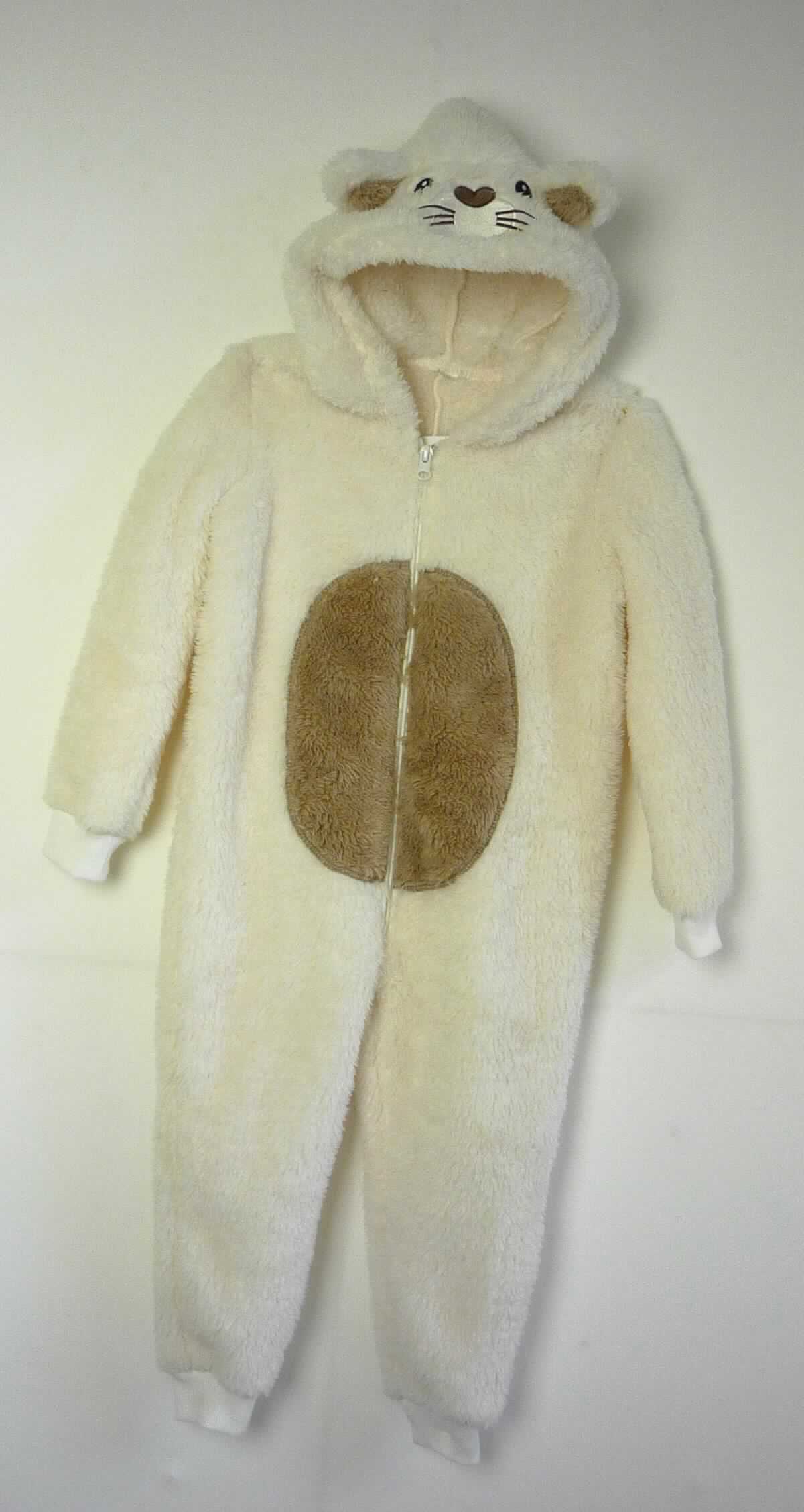 Overall, sog. Kinder Jumpsuit Hausanzug mit Tierkapuze, in Größe 74 / 80, Foto siehe Anlage, 
- in einem Polybeutel mit bedrucktem Pappeinleger verpackt,
- aus ca. 5 mm dicken, einfarbigen Plüschgewirken aus lt. Antrag 100 % Polyester (synthetische Chemiefasern),
- den ganzen Körper mit Ausnahme des Gesichts, der Hände und der Füße bedeckend,
- vorn mit einer bis etwa zum Schritt reichenden Öffnung mit Reißverschluss,
- mit einer angesetzten Kapuze in der Art eines stilisierten Tierkopfes, mit angenähten "Ohren" und einem 
  aufgestickten "Gesicht",
- an den Hand- und Fußgelenken mit angesetzten, verengenden Bündchen,
- ist für Kleinkinder mit einer Körpergröße von bis zu 86 cm bestimmt.
- gehört als Maskenkostüm aus Spinnstoffen nicht zum Warenkreis der Position 9505.

"Kleidung, aus Gewirken, für Kleinkinder, aus Chemiefasern"