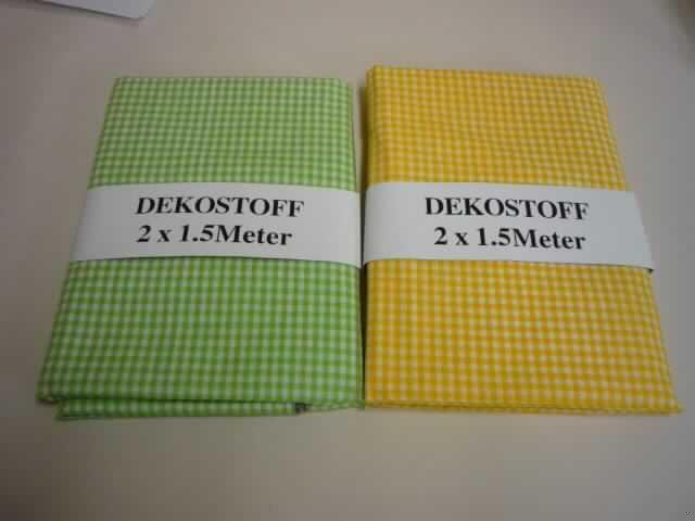 Gewebe, sog. Dekostoff Artnr.: 2353000 (veranschaulicht durch zwei Warenmuster in unterschiedlichen Farben)
- als Meterware,
- lt. Untersuchungsergebnis:
-- aus 100 GHT Baumwolle,
-- mit einem Quadratmetergewicht von weniger als 100 g,
-- buntgewebt,
-- in Leinwandbindung