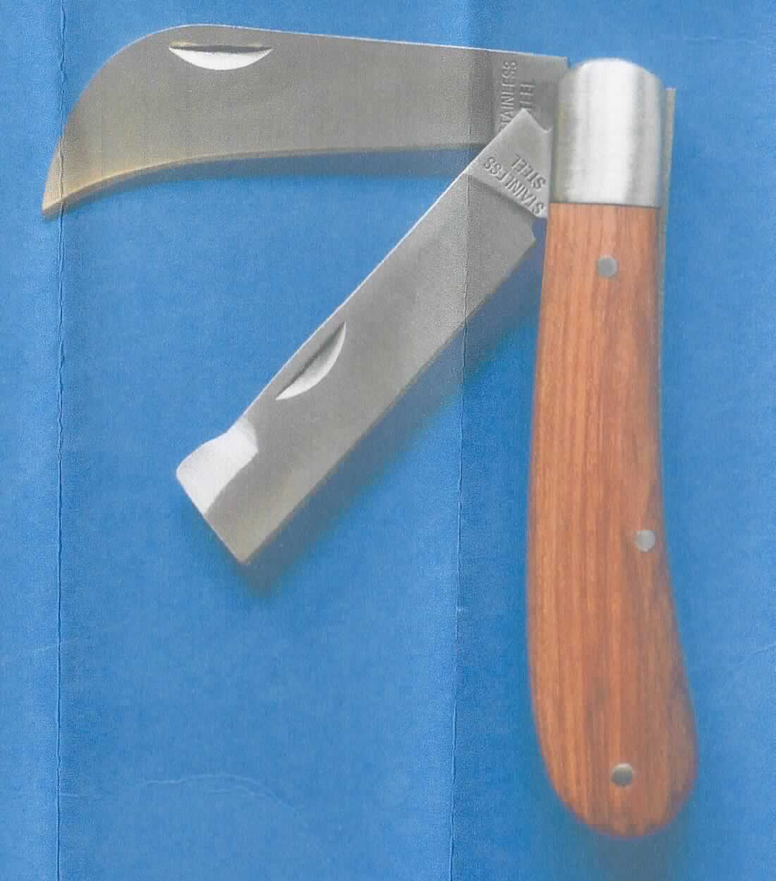 "Messer mit 2 Klingen und Rosenholzgriff"

- Klappmesser mit zwei herausklappbaren, schneidenden Klingen aus nicht rostendem Stahl, 
  die zwischen zwei Griffschalen aus Rosenholz eingesetzt sind

- die Klingen können mittels einer im Klingenrücken befindlichen Hohlkehle ausgeklappt werden

- eine Klinge ist zur Spitze hin breiter werdend und abgerundet, die andere Klinge ist annähernd rechteckig

- zur Verwendung im Gartenbau zur Veredelung von Bäumen und Zierhölzern

- verpackt in einem Pappkarton

Abbildung siehe Anlage.

Derartige Waren gehören als "Messer mit schneidender, nicht feststehender Klinge aus unedlem Metall" zum
TARIC-Code 8211 9300 00.