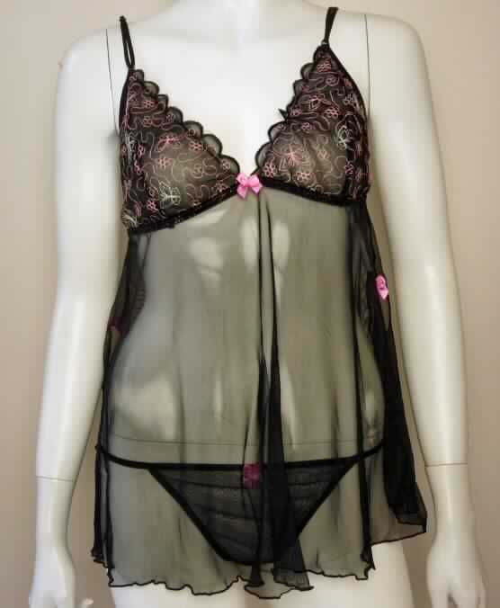 Schlafanzug bestehend aus einem sehr kurzen Nachthemd und einem Slip (Baby Doll), sog. Set bestehend aus Babydoll und String (Art. Nr. 2740079), Größe L, Foto siehe Anlage,
- in Aufmachung für den Einzelverkauf,
- (charakterbestimmend) aus 0,3 mm dicken, durchscheinenden, einfarbigen Gewirken aus
  laut Antrag 90% Polyamid und 10% Viskose (beides Chemiefasern),
- aufgrund des Schnitts eindeutig als Frauenkleidung erkennbar,
- Oberteil:
-- über die Taille reichend (Rückenlänge: etwa 66 cm),
-- wie ein Hemd geschnitten; mit verstellbaren Spaghettiträgern,
-- mit ausgearbeiteten Büstenteilen; die Schauseiten der Büstenteile sind aus Stickereien
   der Position 5810 aus einem mit Stickfäden bestickten Grund aus Gewirken gefertigt,
-- seitlich in Brusthöhe sind Vorder- und Rückenteil auf eine Länge von etwa 10 cm
   zusammengenäht und von unten geschlitzt,
-- mit Wäscheschleifen aus Geweben aus Spinnstoffen verziert,
- Slip: 
-- in Form eines Tangaslips aus einem dreieckigen Gewirkezuschnitt gearbeitet; mit einem
   elastischen  Band aus Gewirken im Taillenabschluss, Schritt und Gesäßbereich,
-- mit sehr hohen Beinausschnitten, 
-- ohne Öffnung und ohne Verschluss, im Schritt mit Hygieneeinlage,
-- mit einer Wäscheschleife aus Geweben aus Spinnstoffen verziert,
- insbesondere nach Schnitt, Material, Farbe und Ausstattung erkennbar dazu bestimmt,
  ausschließlich oder im Wesentlichen als Nachtkleidung (sog. Baby Doll) im Bett getragen
  zu werden.

"Schlafanzug, aus Gewirken (charakterbestimmend), für Frauen, aus Chemiefasern und aus Stickereien der Position 5810"