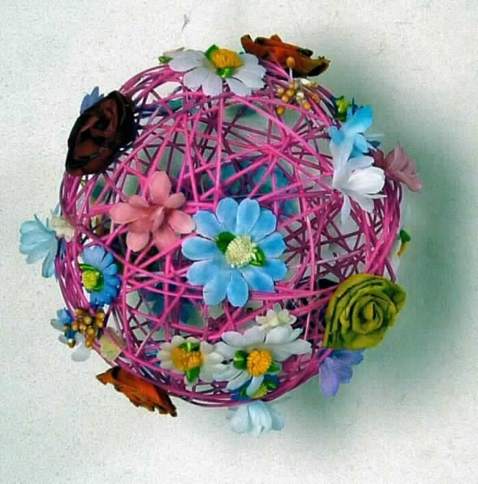Nach den Angaben der Antragstellerin und der vorgelegten Warenprobe handelt es sich um eine nicht handgearbeitete Flechtstoffware in Form einer im Durchmesser ca. 20 cm großen Kugel aus Rattan. Die pink eingefärbten Rattenstränge wurden hierbei miteinander in mehreren Lagen durchlässig zu einer Art Knäuel verdreht und ineinandergesteckt. Auf der Außenseite ist die sog. Dekokugel partiell mit verschiedenen künstlichen Blüten, stilisierten Blüten aus Spinnstoff und Maisstrohblüten beklebt.
Die Rattankugel überwiegt nach den ergänzenden Angaben der Antragstellerin hinsichtlich des Wertes deutlich gegenüber den unterschiedlichen Blüten. Der Charakter der zusammengesetzten Ware wird im Hinblick auf den Umfang und insbesondere aufgrund des Wertes durch die unmittelbar aus Flechtstoff hergestellte Rattankugel bestimmt.

Zolltarifrechtlich handelt es sich um eine andere Ware als Korbmacherware, unmittelbar aus Flechtstoffen hergestellt, aus pflanzlichen Stoffen, aus Rattan, nicht handgearbeitet.
