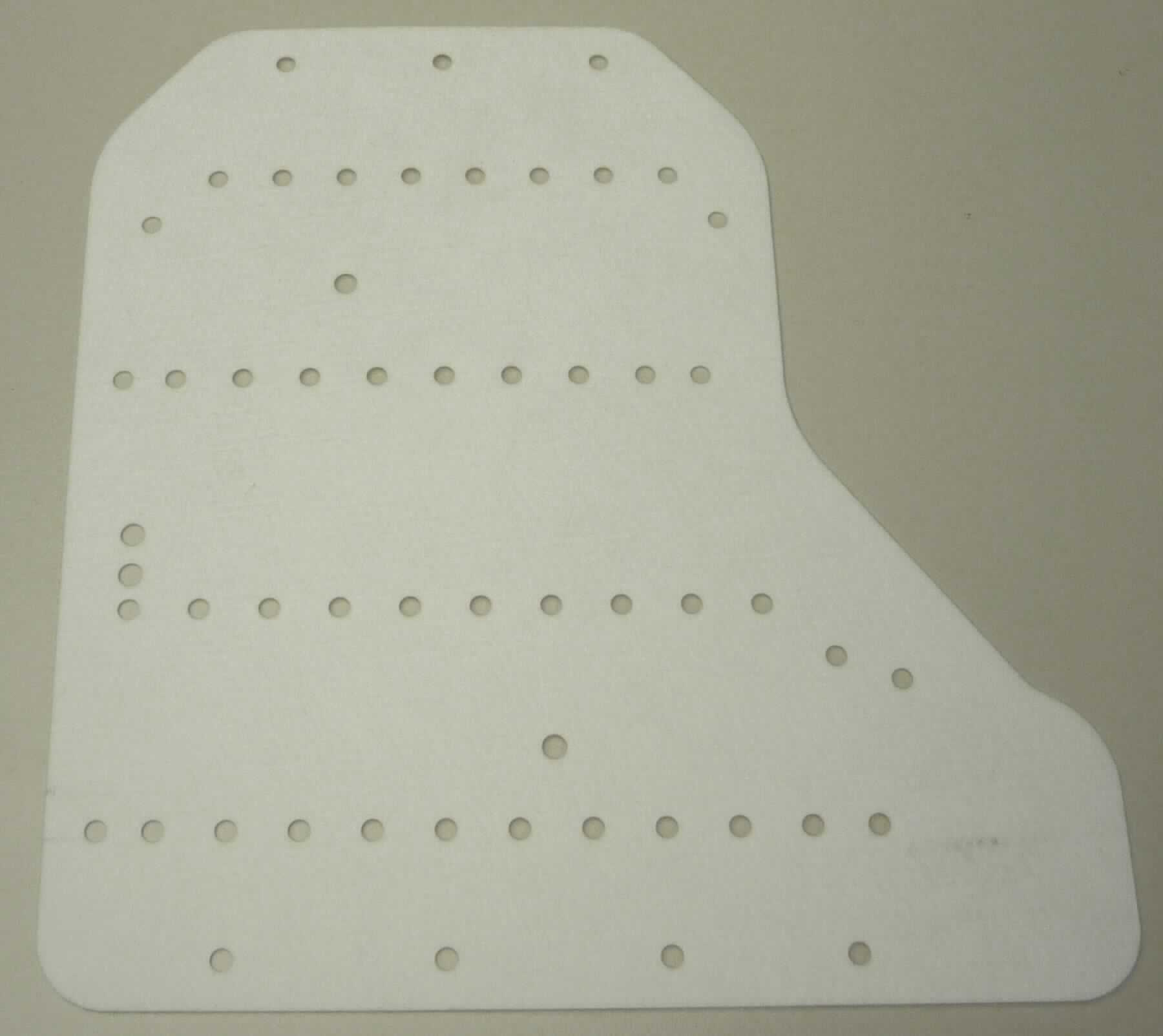 Filtervlies, Foto siehe Anlage,
- in unregelmäßiger Form zugeschnitten (somit konfektioniert und keine Ware der Unterposition 5911 4000), 
  mit den max. Abmessungen (L x B): ca. 177 mm x 170 mm,
- laut Untersuchungsergebnis mit einer dreilagigen Filterfläche:
-- mit einer dünnen Außen- und Innenlage aus mit Bindemittel verfestigten Vliesstoffen aus synthetischen 
   Chemiefasern, 
-- mit einer dickeren Zwischenlage aus mit Bindefasern (laut Antrag: Polyester) verfestigten Vliesstoffen aus 
   ca. 71,8 % synthetischen Chemiefasern und ca. 29,2 % Mikro-Glasfasern; insbesondere im Hinblick auf die 
   Menge bestimmen die Vliesstoffe gegenüber den Glasfasern den Charakter der Zwischenlage, 
- mit mehreren runden Ausstanzungen,
- dient laut Antrag zum Filtrieren von Getriebeölen in Fahrzeugen,
- weist von der Konzeption her besondere Merkmale auf, die erkennen lassen, dass es sich um eine Ware des 
  technischen Bedarfs aus Spinnstoffen handelt, somit keine Ware der Position 8421.

"Ware des technischen Bedarfs aus Spinnstoffen, aufgeführt in Anmerkung 7 zu diesem Kapitel, andere als in den 
 Unterpositionen 5911 10 bis 5911 40 genannte, aus Vliesstoffen, andere als in den Unterpositionen 5911 9090 30
 bis 5911 9090 50 genannte"