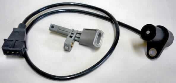 Aktiver ABS-Sensor, im Wesentlichen bestehend aus einem speziell geformten Gehäuse mit einer ca. 20 mm x 25 mm x 10 mm großen, gekapselten Steckvorrichtung und einem abgewinkelten Kunststoffkörper mit einer Länge von ca. 40 mm in dem sich ein IC befindet.
Mit Hilfe eines auf eine Radnabe montierten Impulsrades (Multipolring -nicht Gegenstand dieser vZTA-) wird wechselweise ein magnetischer Nord- oder Südpol erzeugt. Der magnetische Fluss durch den IC ändert sich durch die wechselweise Vorbeiführung des Multipolrings. Die Drehzahlinformation wird als eingeprägter Strom in Form von Rechteckimpulsen übertragen. Die Frequenz der Stromimpulse ist proportional zur Raddrehzahl.
Eine Einreihung in die Pos. 8708 kommt nicht in Betracht, da Waren des Kap. 90 vom ABS XVII ausgenommen sind.
Die Ware wird als "Tourenzähler, nicht für zivile Luftfahrzeuge bestimmt" eingereiht.