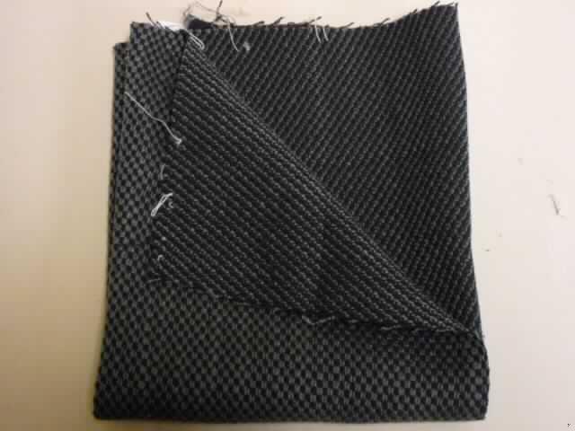 Gewebe, lt. Antrag: "Polstermöbelstoff Clara", siehe Foto
- als Meterware,
- mit einer Breite von mehr als 30 cm,
- aus verschiedenen Garnen aus (lt. Untersuchung):
  87,6 GHT synthetischen Spinnfasern (67,6 GHT Polyester und 20 GHT Polyacryl) 
  und 12,4 GHT synthetischen Filamenten (Polyester),
- buntgewebt,
- in Musterbindung
