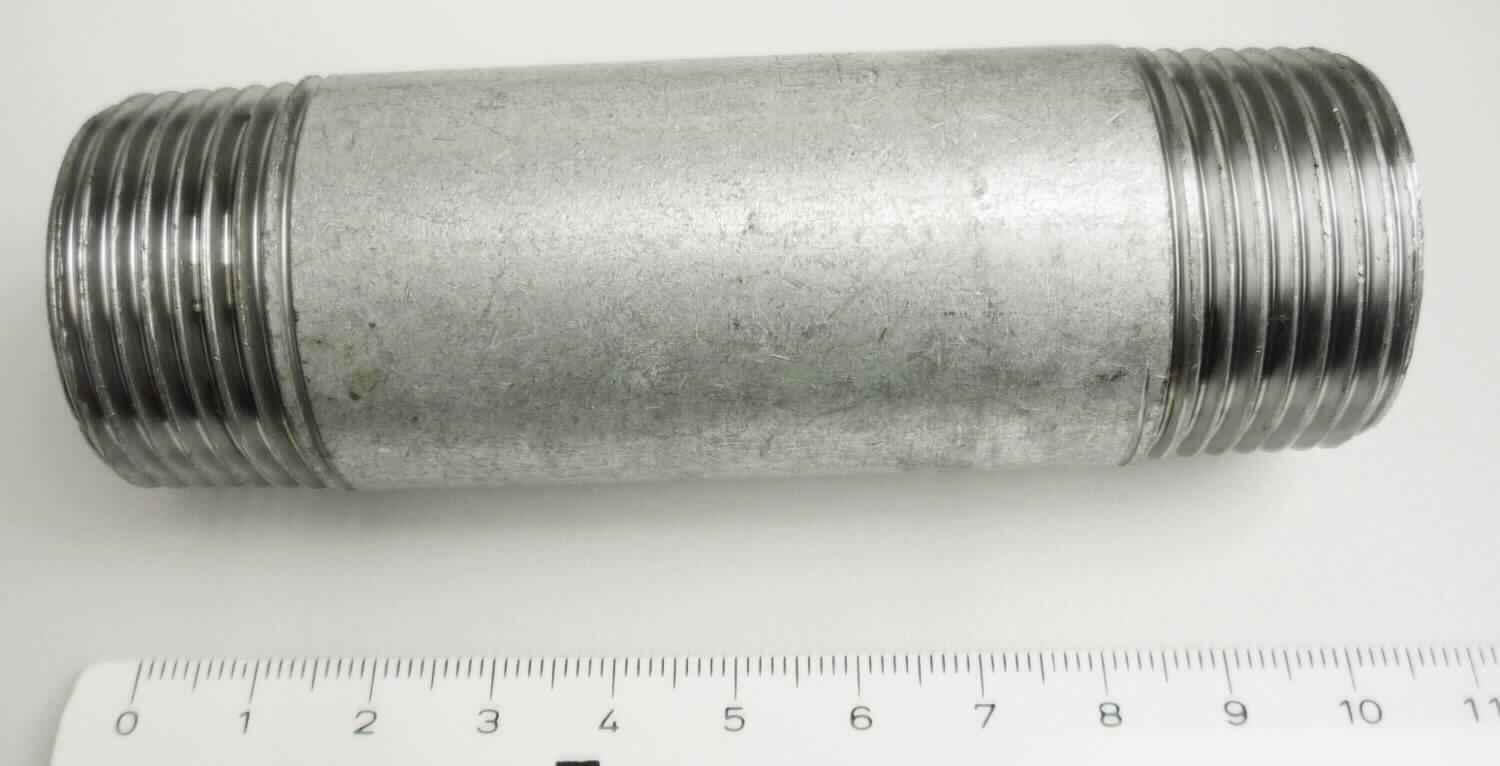 Rohre aus Stahl; Rohrdoppelnippel

Bei der Ware handelt es sich um längsgeschweißte, zylindrische Hohlerzeugnisse mit Außengewinde an beiden Seiten (entsprechend der DIN EN 10241 und EN 10226-1) in den Abmessungen: 1/8" bis 4" Durchmesser und den Längen 25 mm bis 2000 mm.
Nach den Angaben bestehen die Erzeugnisse aus nicht legiertem Stahl (S235JRG2, Werkstoffnummer 1.0038) ohne Beschichtung in schwarzer Ausführung. Sie werden zum Verbinden von Rohren verwendet.

Diese vZTA gilt ausschließlich für Artikel bei denen die Länge den doppelten Außendurchmesser überschreitet.

Die Ware ist als "geschweißte Rohre aus nichtlegiertem Stahl, mit kreisförmigem Querschnitt, hier andere Gewinderohre, mit einem Durchmesser von 168,3 mm oder weniger" in den TARIC-Code 7306 3049 20 einzureihen.