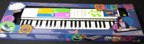 Musikinstrument mit Klaviatur, bei dem der Ton elektrisch erzeugt wird, sog. elektronisches Keyboard, batteriebetrieben (3 x 1,5V R6), im Wesentlichen bestehend aus einem Kunststoffgehäuse mit den Abmessungen von ca. 69 x 19 x 4 cm (Breite x Tiefe x Höhe), mit 49 weißen und schwarzen Tasten, 4 Drum Pads, 8 Instrumenten, 8 Rhythmen, 6 Demosongs, mehreren Bedienknöpfen und Tasten, 2 Lautsprechern und einer Anschlussmöglichkeit für MP3-Player. 
Mit dem Gerät können keine eigenen Klangfarben erzeugt oder programmiert werden.
Die Ware ist in einem bedruckten Umkarton verpackt.
