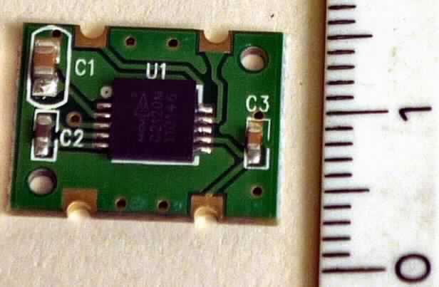 Das sog. Kompassmodul HDMM01 besteht im Wesentlichen aus einer rechteckigen, 16,2 x 12,3 x 2,25 mm großen Leiterplatte mit vier Lötausbuchtungen, bestückt mit elektrischen und elektronischen Bauelementen, 2-Achsen Magnetfeldsensor und Schnittstelle (äußere Form siehe Abbildung).
Das Modul wird in Geräte eingebaut und ermittelt die Himmelsrichtung.

Die Ware wird als "Kompass, nicht für zivile Luftfahrzeuge" eingereiht.