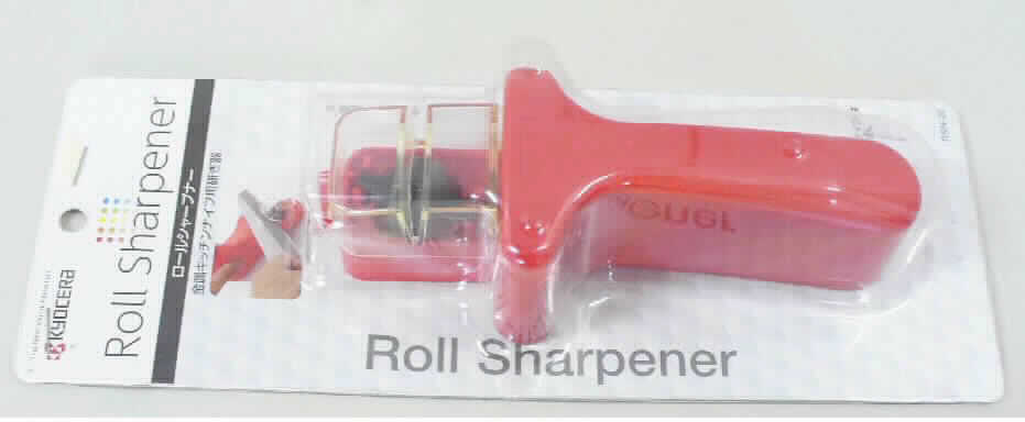 Sog. Messerschärfer

- aus zwei auf einer Kunststoffwelle angebrachten Schleifrädern aus Aluminiumoxid-Keramik

- Durchmesser ca. 20 mm

- eingesetzt in einen Griff mit klappbarer, transparenter Abdeckung und Grundplatte aus Kunststoff 
  mit rutschfesten Füßen  (= Gestell für den Schleifapparat)

- zum Schleifen von Messern mit Stahlklinge im Handbetrieb (Antragstellerangaben)

- in einer Blisterpackung verpackt

Abbildung siehe Anlage.

Derartige Erzeugnisse gehören als "Schleifapparate zum Handbetrieb" zur Codenummer 8205 9010 00 0  
des Zolltarifs.