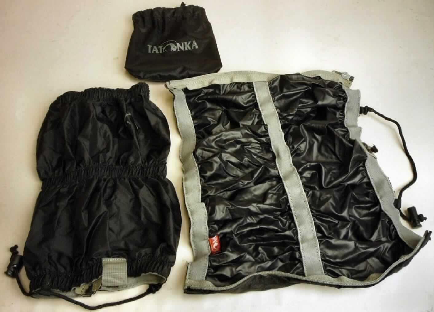 Gamaschen (lt. Antrag: "2746 Gamaschen aus synthetischen Chemiefasern in Warenzusammenstellung mit einem Packbeutel", Foto siehe Anlage)
- Teile des Fußes und des Unterschenkels bedeckend,
- mit einer Höhe von ca. 29 cm,
- aus Spinnstoff,
- ohne Sohle, am unteren Ende lediglich mit Kordelzug und Einhaköse,
- mit Reissverschluss,
- zur Verwendung als Schmutz- und Nässeschutz bei Wanderungen,
- paarweise einem kleinen, mittels Kordelzug verschließbaren Aufbewahrungsbeutel aus Spinnstoff aufgemacht

"Gamaschen"