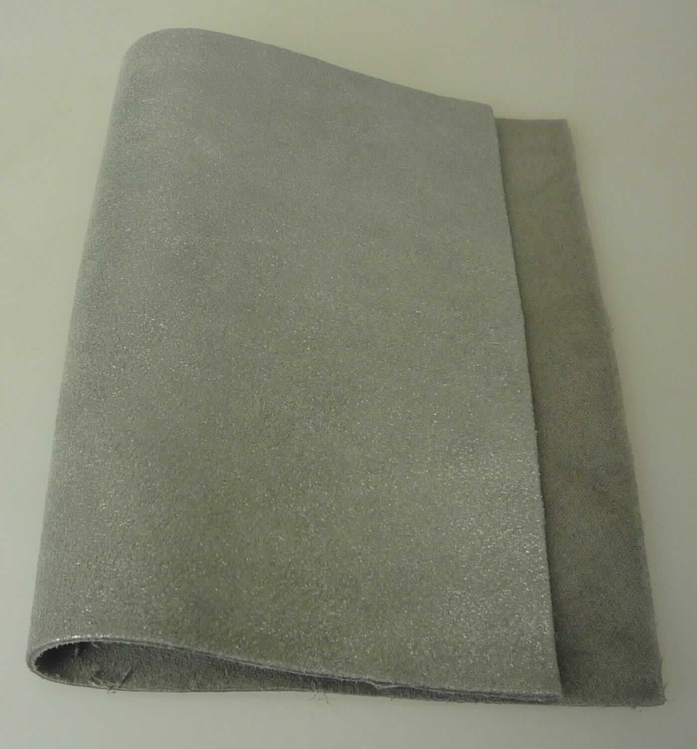 Leder vom Kalb, sog. Croupon (Velourspalt), Foto siehe Anlage,
- in Form von Croupons (laut Antrag),
- Fleischspalt (laut Antrag),
- enthaart und gegerbt,
- durch Färben und punktuelles Prägen gebrauchsfertig zugerichtet.

"Nach dem Gerben zugerichtetes Leder, vom Kalb, enthaart, kein Leder der Position 4114, 
 keine ganze Haut, anderes als Vollleder und Narbenspalt"