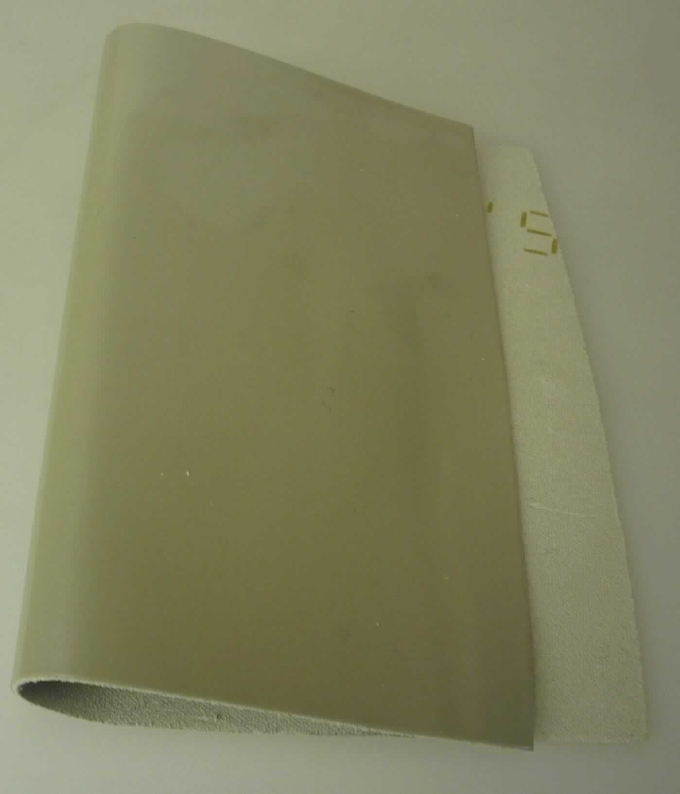 Lackleder, sog. Kalbhälften, Narbenspalt, Lackzurichtung, Foto siehe Anlage,
- aus Leder von Kälbern (laut Antrag),
- enthaart und gegerbt,
- auf einer Seite mit einem farbigen Kunststoff bestrichen und mit einer klarsichtigen Kunststofffolie überzogen,
- eine glänzende, spiegelähnliche Oberfläche aufweisend.

"Lackleder"